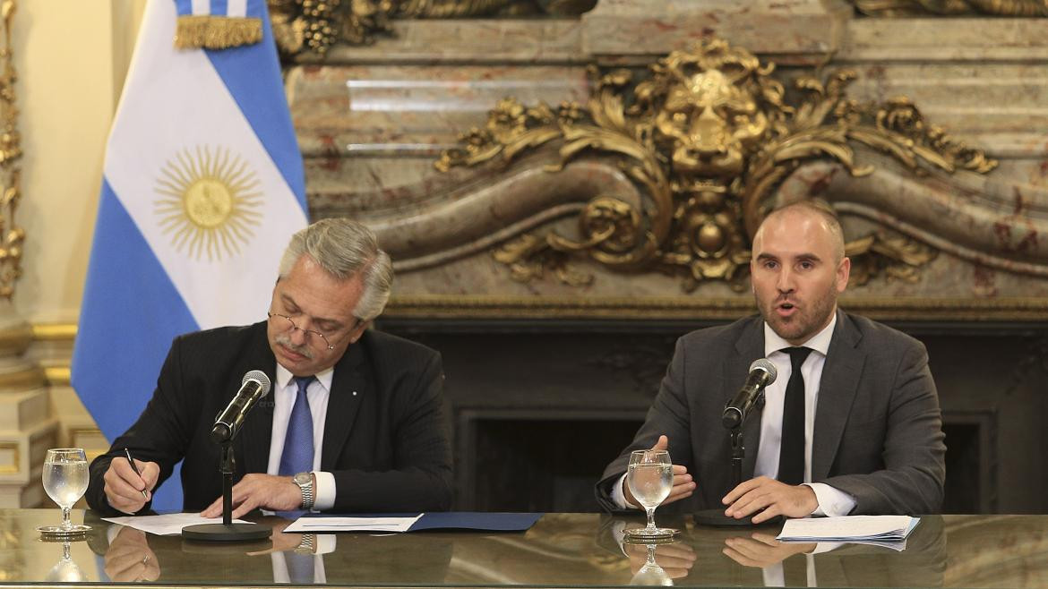 Alberto Fernández y el ministro de Economía, Martín Guzmán, durante los anuncios en la Casa de Gobierno. Foto NA	