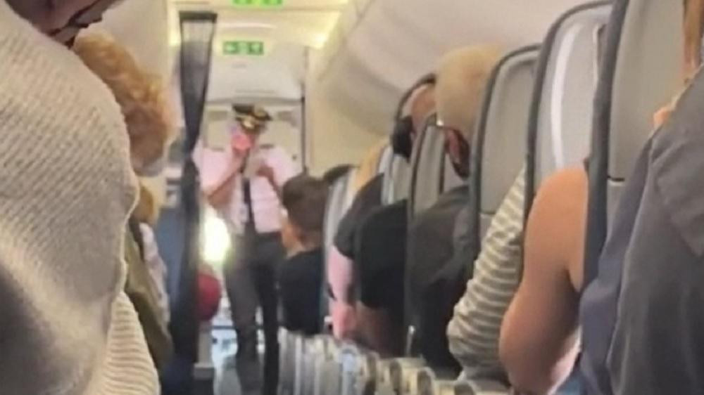 Reacción de pasajeros de un avión al enterarse que ya no es obligatorio el uso de barbijo