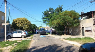 Emboscaron y mataron de cuatro balazos a un joven que llevaba al jardín a su hija en Rosario