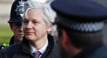 Justicia británica emite orden de extraditar a Julian Assange a EEUU