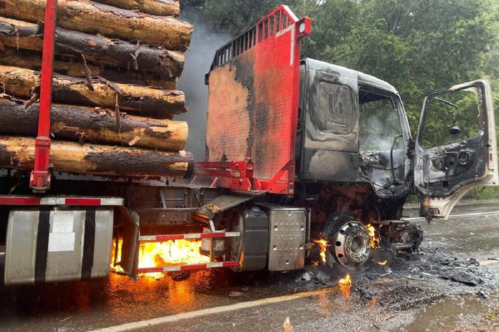Chile: Mapuches  atacan e incendian   tres camiones de carga de madera