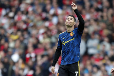 Emoción y gol récord: Cristiano Ronaldo dedicó su tanto a su hijo fallecido en la derrota del Manchester United