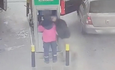 VIDEO IMPACTANTE: cliente noqueó a playero de un cabezazo porque tardaba en atenderlo