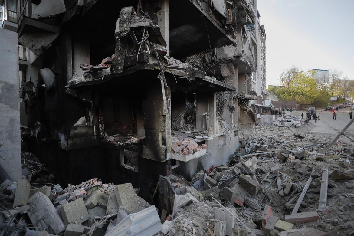Daños de un edificio tras un bombardeo en Kiev, Ucrania. EFE.