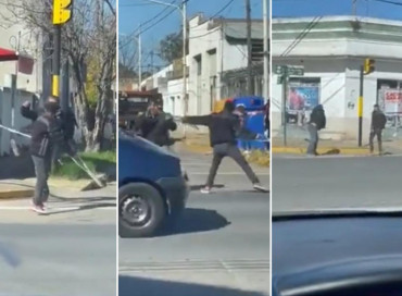 VIDEO increíble: pedía plata con muletas en un semáforo, pero se peleó con un hombre y salió corriendo
