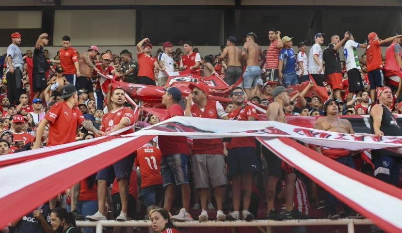 Barras de Independiente, fútbol. Foto: NA.
