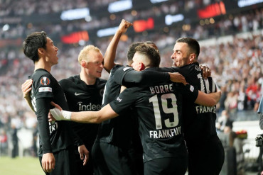 Con gol de Borré, el Eintracht Frankfurt superó al West Ham y accedió a la definición de la Europa League