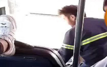 VIDEO: el chofer de un micro escolar le dio el volante a un alumno y terminó sin licencia