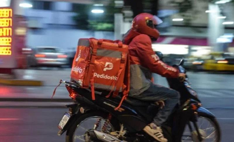 Viral en Twitter: evitó que le roben la moto a un repartidor y recibió una inesperada sorpresa