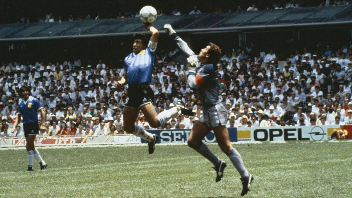 Maradona y la Mano de Dios ante Peter Shilton en el Mundial 86.