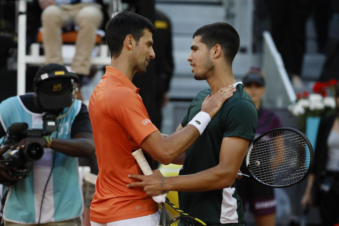 Carlos Alcaraz y Novak Djokovic. Foto: EFE.