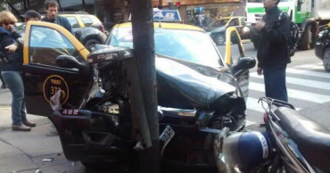Taxista atropelló a cinco personas tras descompensarse: murió una turista francesa