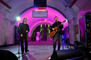 Cantante de U2, Bono, brindó un sorpresivo concierto en pleno metro de Kiev