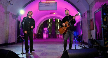 Cantante de U2, Bono, brindó un sorpresivo concierto en pleno metro de Kiev