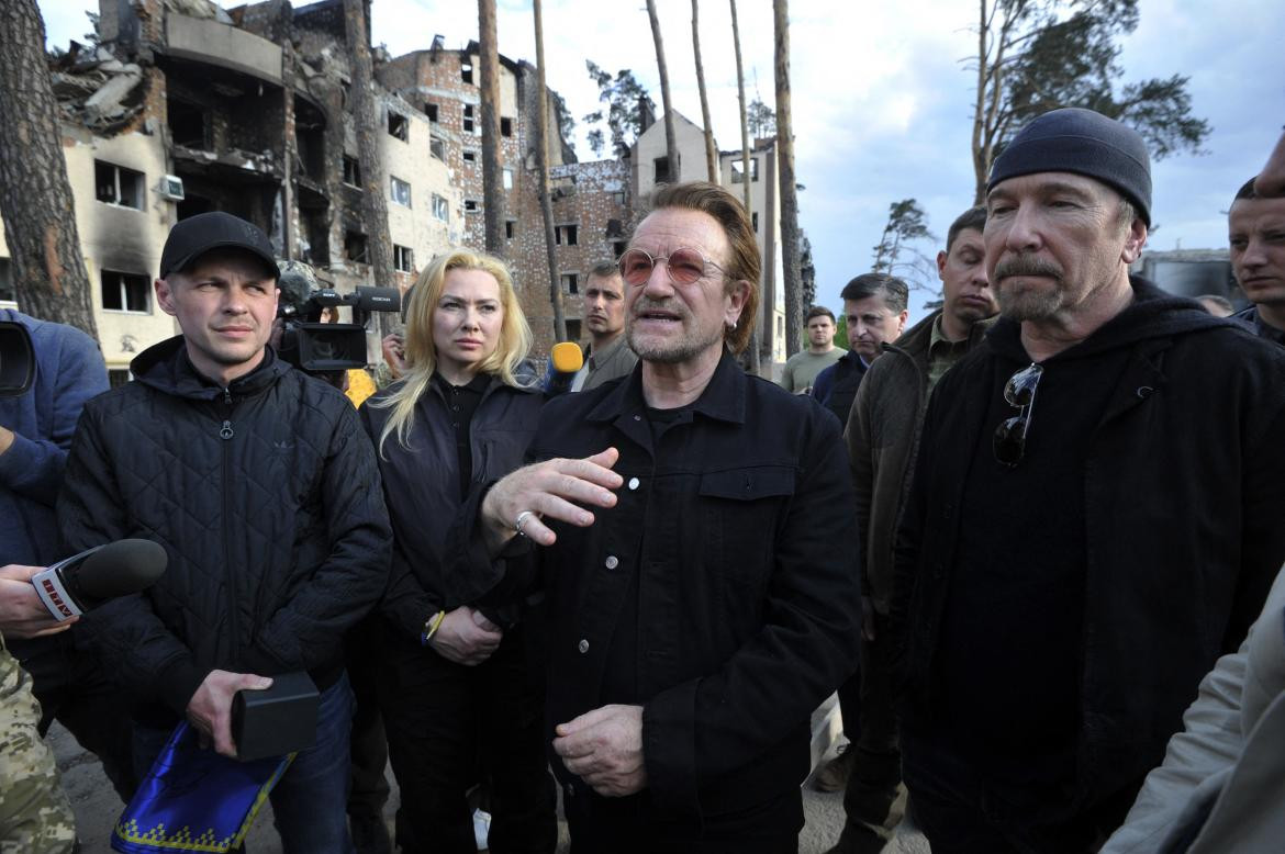 Bono de U2 recorre la ciudad bombardeada de Kiev. Foto AFP