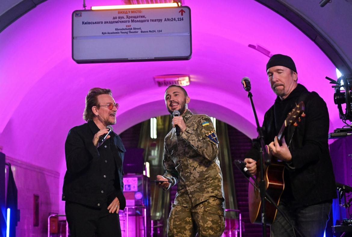 Bono de U2 tocó con su banda en el refugio del subte de Kiev. Foto AFP