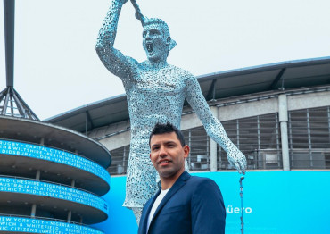 Recreando su gol más icónico para el Manchester City, el Kun Agüero ya tiene su estatua en el estadio