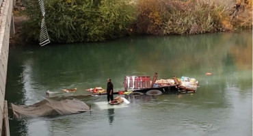 VIDEO: un camión se cayó desde un puente y la gente se tiró al río para llevarse mercadería