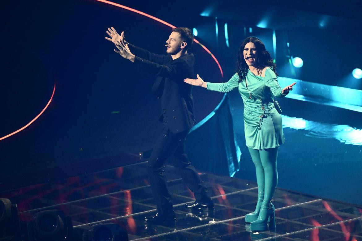 Alessandro Cattelan y Laura Pausini, los presentadores de Eurovisión 2022. Foto: AFP