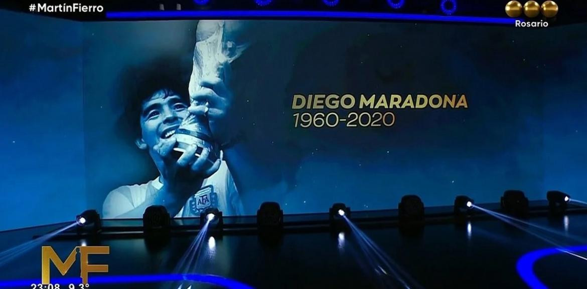 Homenaje a Diego Armando Maradona en los Premios Martín Fierro 2022.
