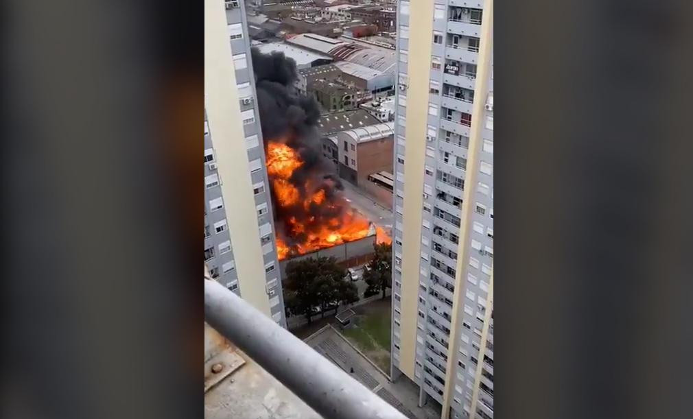 Incendio en fábrica en Avellaneda, redes sociales	