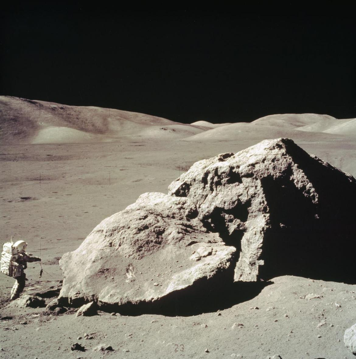 El astronauta Harrison H. Schmitt del Apolo 17 recolecta muestras de la Luna. Foto: MSFC/NASA 