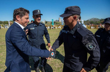 Policía bonaerense: Kicillof anunció que tendrán un aumento salarial del 60% en el año