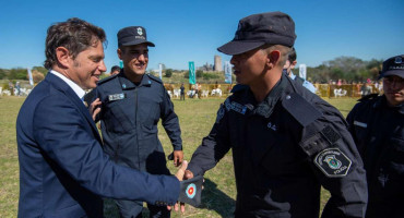 Policía bonaerense: Kicillof anunció que tendrán un aumento salarial del 60% en el año