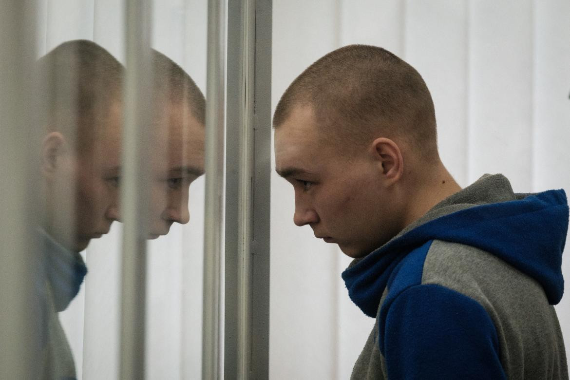 El soldado ruso Vadim Shishimarin, en el banquillo de los acusados. Foto: AFP.
