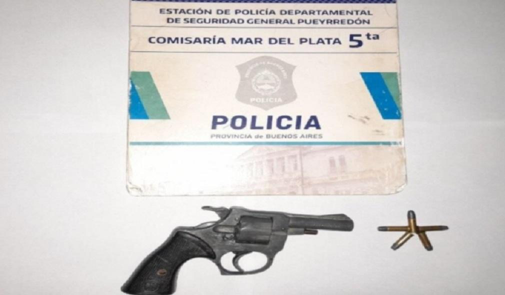 Revólver, arma, escuela de Mar del Plata, NA