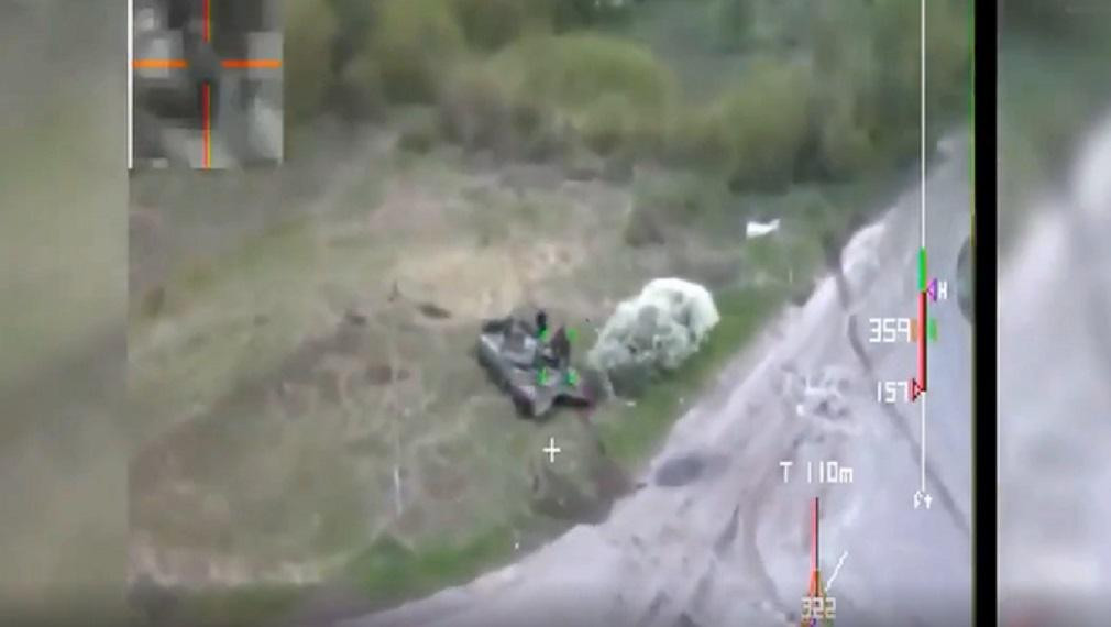 Dron ucraniano destruyó tanque con soldados rusos, foto captura video NA