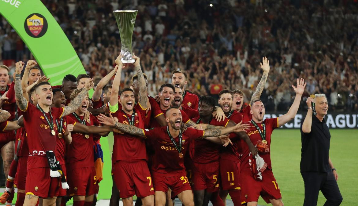 Festejo de la Roma al ganar la Conference League. Foto: REUTERS.