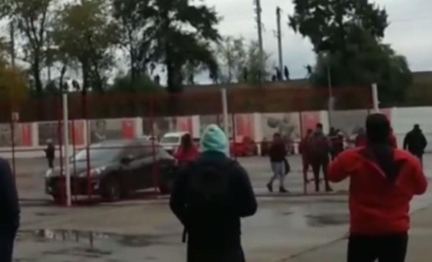 Incidentes de la barra de Independiente con la Policía. Foto: Captura de video.