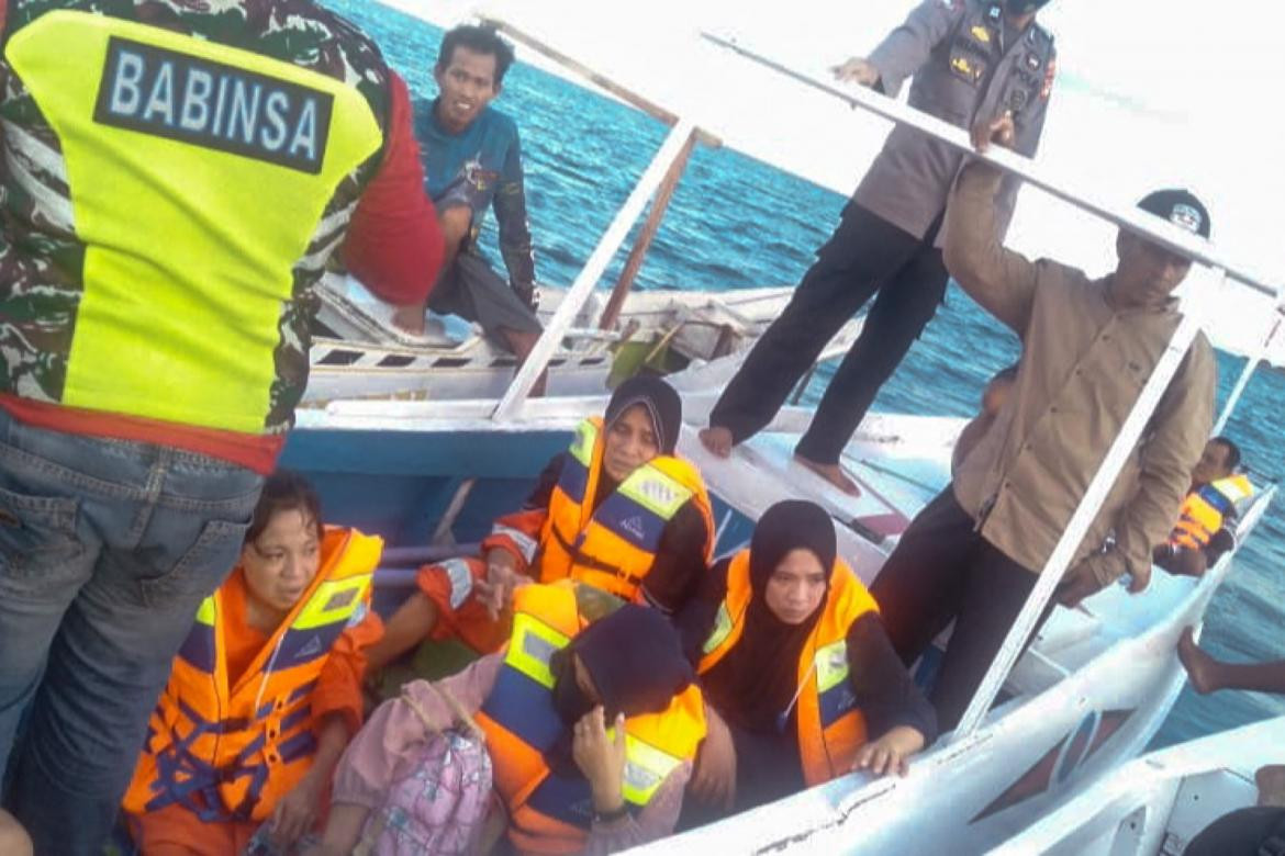 Rescate de personas tras naufragio de un ferry en Indonesia. Foto: AFP.