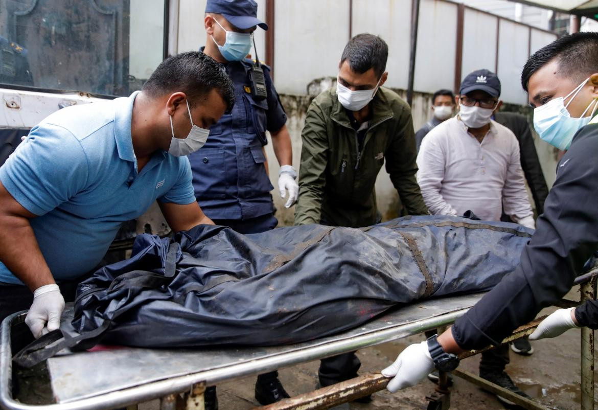Tragedia aérea en Nepal, rescate de cuerpos, Reuters