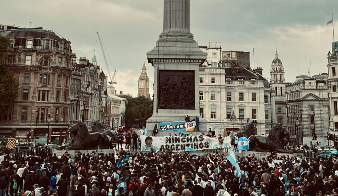 Banderazo argentino en Piccadilly Circus, pleno centro de Londres	