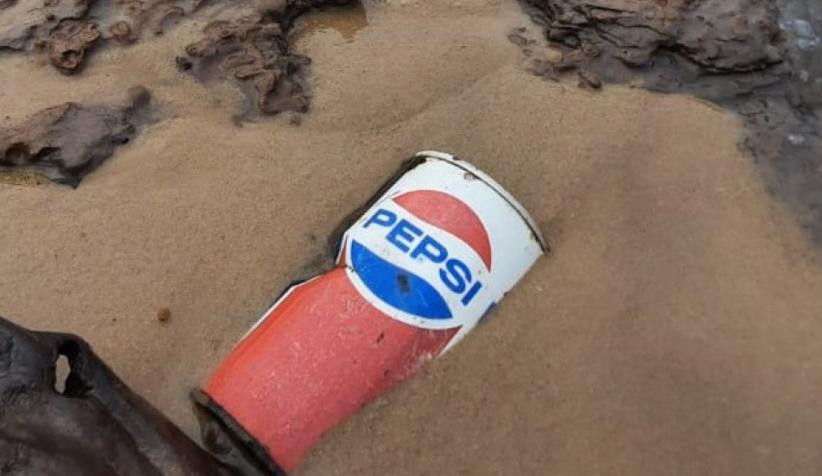 Una lata de gaseosa de 1970, enterrada en el lecho del Paraná. Foto: @jorgelahiba.