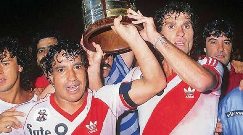 El Tolo Gallego y Ruggeri levantan la primera Copa Libertadores de River, con el leoncito en el pecho. Foto: NA.