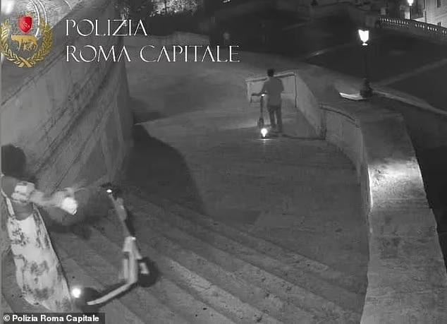 Turistas en monopatín rompieron una histórica escalera de Piazza Spagna, en Roma