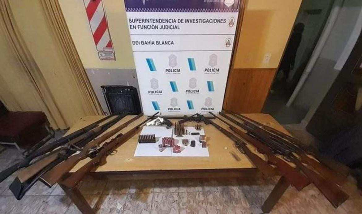 Parte del arsenal que se le encontró a Alejandro Marengo en su chacra de la provincia de Buenos Aires. Foto: DDI Bahía Blanca.