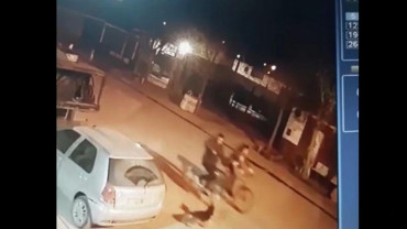 Video repudiable: iban en bicicleta, un perro les ladró y lo mataron de un balazo