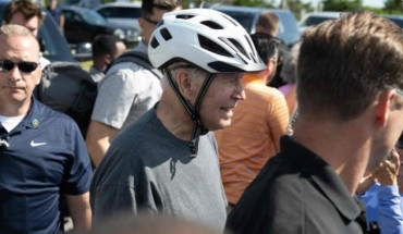 VIDEO: Joe Biden se cayó de la bicicleta durante un paseo por la playa