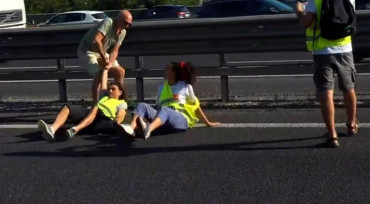 VIDEO: un grupo de italianos furiosos desalojó un piquete por sus medios