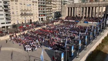 Emocionante homenaje a Messi: unos 5 mil chicos le cantaron el “Feliz cumpleaños” en el Monumento a la Bandera