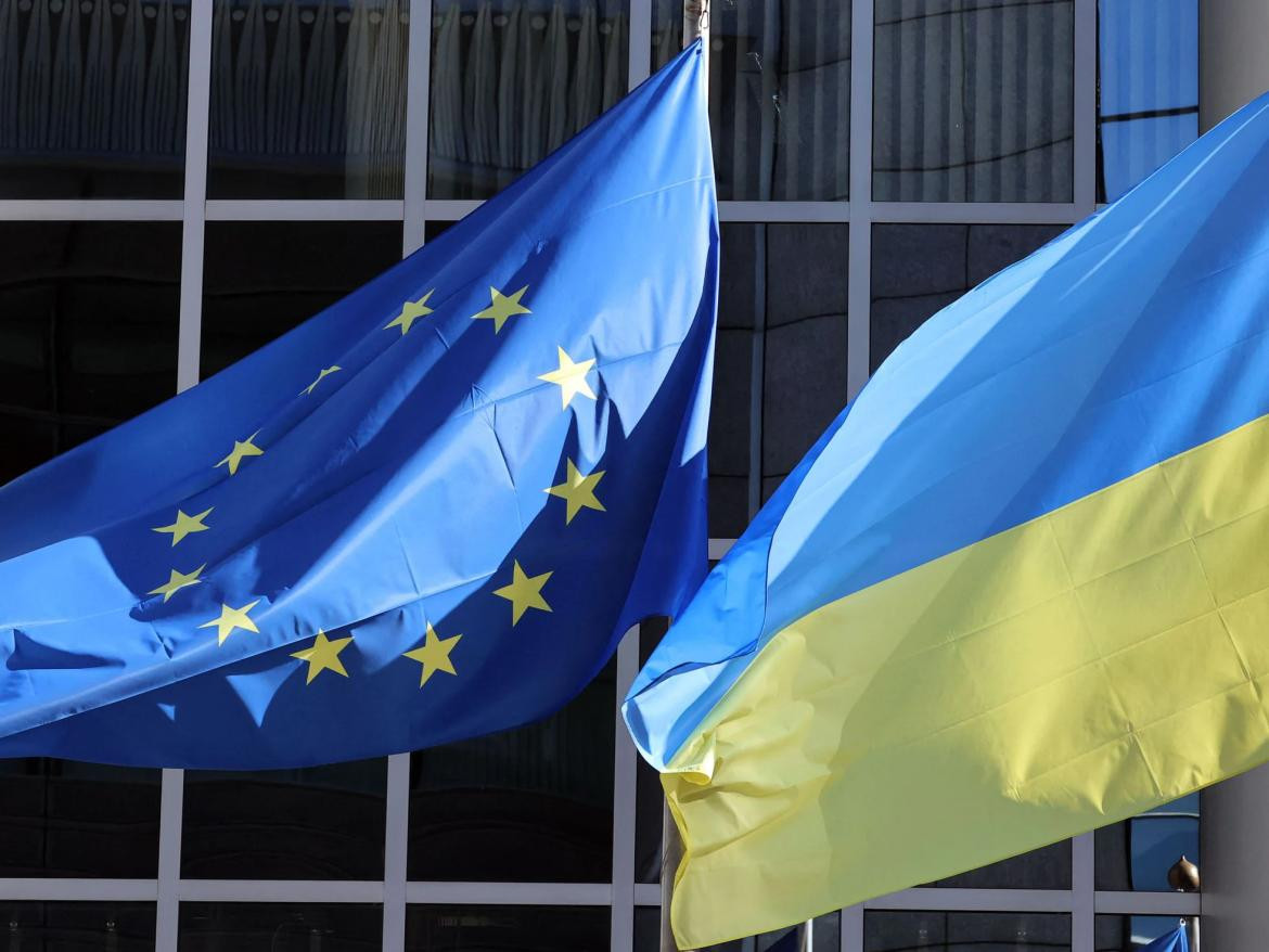 Unión Europa, bandera ucraniana. Foto: EFE.