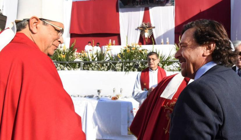 El gobernador Gustavo Sáenz saluda al cardenal Marcello Semeraro, enviado del papa Francisco. Foto: NA.