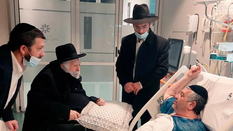 Isaac Jabbaz, aún convalesciente, recibió la visita del Gran Rabino Shamuel Levin. Foto: redes sociales.