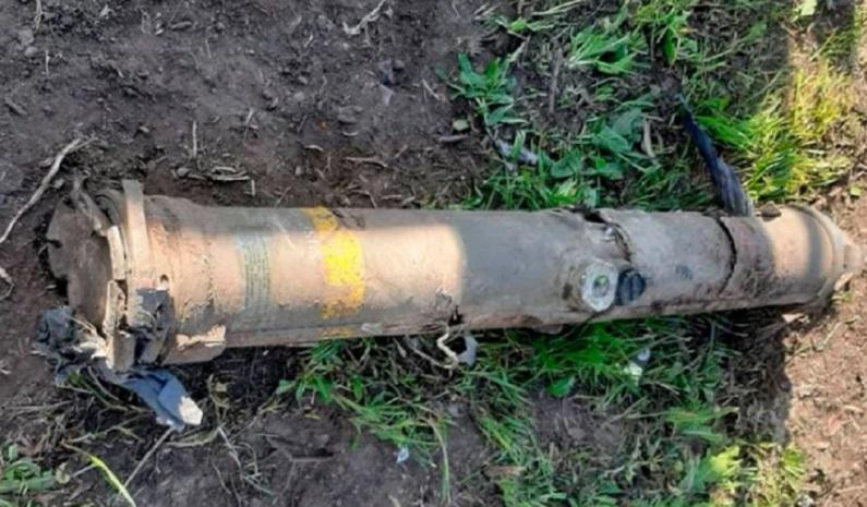 El misil que encontraron en las calles de La Plata. Foto: NA.