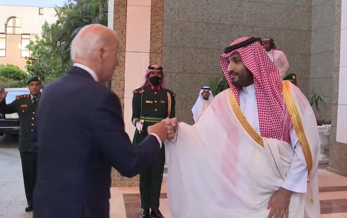 Joe Biden con Mohammed bin Salman en Arabia Saudita. Foto: Captura de video de EFE
