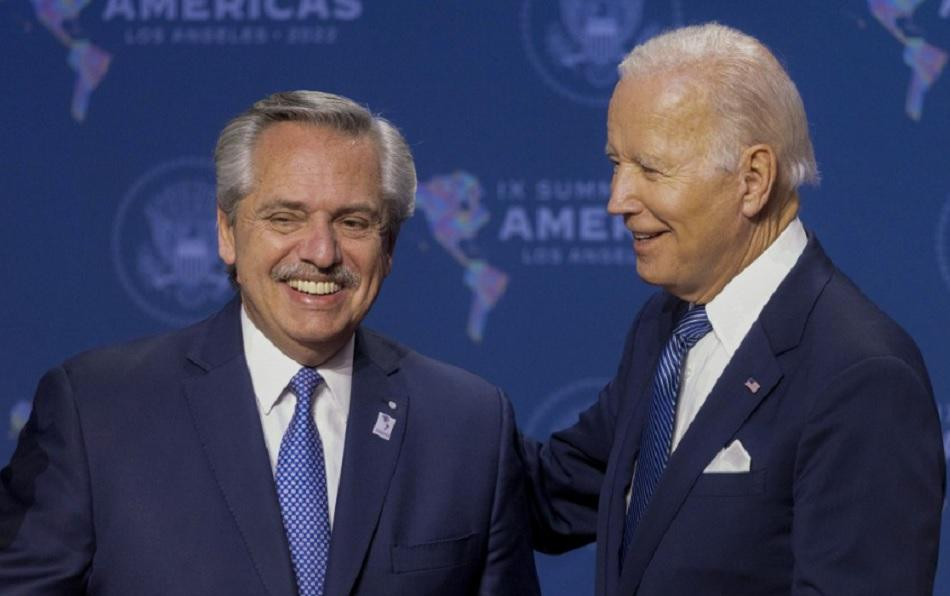 Alberto Fernández junto a Joe Biden en la Cumbre de las Américas. NA
